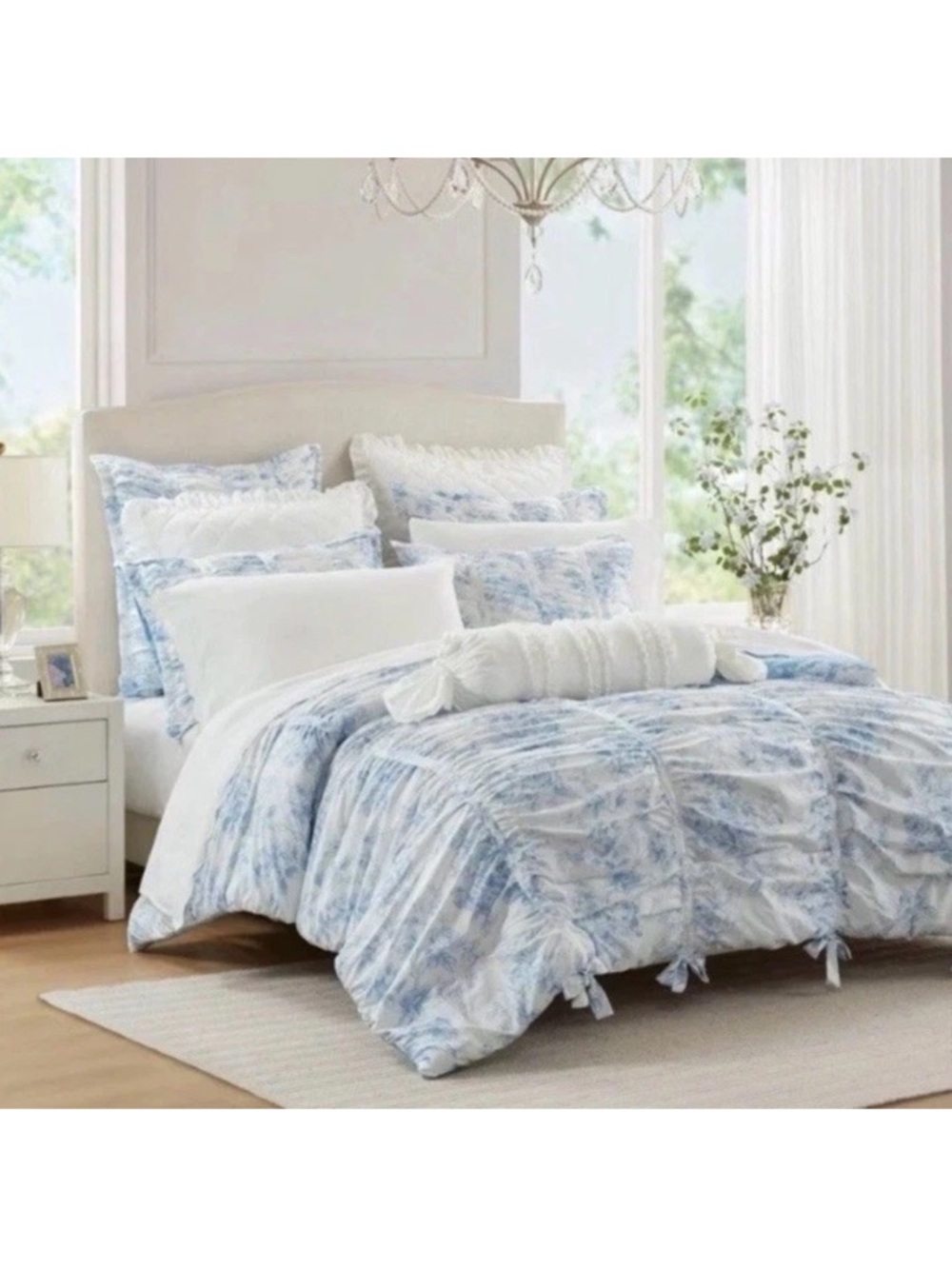 Elegant Blue and White FULL/QUEEN
Comforter ~ Reversible NWT - Picture 4 of 7